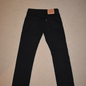  - Riktigt snygga svarta 501:or från Levi’s. Storlek 28 men sitter som 25.🔧⚙️ Mycket fint skick!