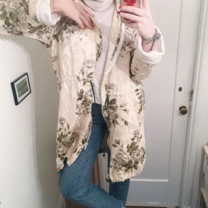  - JÄTTEJÄTTEsnygg kappa!! Världens finaste verkligen men jag måste ha plats i min garderob! :)