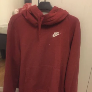  - En röd nike hoodie som jag beställde från zalandos hemsida, använt ungefär 4-5 gånger så de är i bra skick!