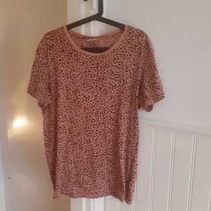  - Tröja från MTWTFSS Weekday. Köparen står för frakten. Kan mötas upp i Gävle, Stockholm eller Sundsvall.