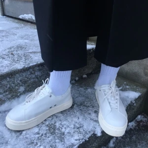  - Vita Eytys i skinn med vitt fluff inuti. Jättefint skick!