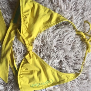  - Säljer nu min älskade Calvin Klein bikini! Sparsamt använd Max 15 gånger. Köpte den i en Calvin Klein butik så den är äkta. Över delen är i storleken s och under delen är i m men då den är knyt bikini på både över och under del så kan man ställa in den själv. 