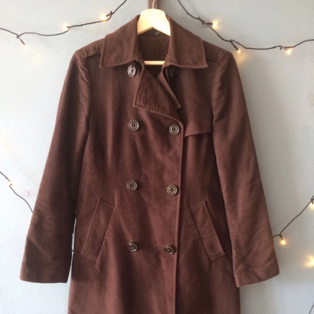 GAP double-breasted women's trench coat, size small, dark brown, great condition! The pic came out funny, but the fabric is in great condition with no discoloration (happy to attach extra pics to potential buyers). Only been dry cleaned, sleeves are double seemed so they can be let out for longer arms! Model no longer sold by Gap, bought at roughly 1,500 SEK. The only thing is that it no longer has a fabric belt to go with it - looks good without or with substitutes. Happy to give more info, discuss shipping and payment, etc. . Jackor.
