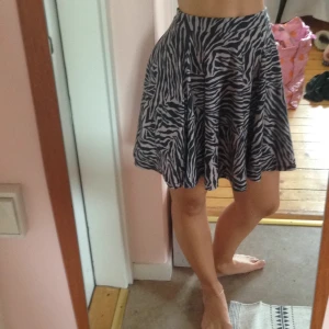  - Zebramönstrad vid kjol i rosa o svart! Gammal modell från topshop. I bomull, stretching i midjan. 