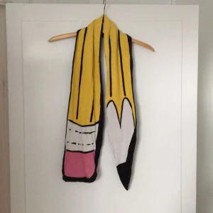  - Köparen står för frakt. Halsduk som ser ut som en penna. 