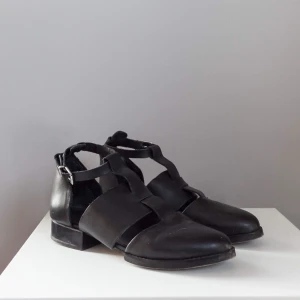  - Svarta sandaler med cut-out detaljer och spänne • Helt ok skick