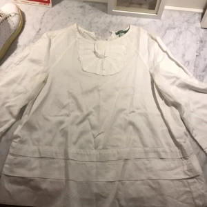  - Fin och söt vit blus från Hoss!!🌞❣️