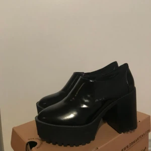  - Säljer som här aaassnygga klackskorna från monki som jag haft i flera år men aldrig använt(??) Dom står bara i garderoben och tar plats. Små, små stötmärken kan finnas men det är inget som märks. Köparen står för frakten och betalning sker helst via Swish✨