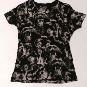  - Tight och lite mindre i storleken.  Svart med mönster utav olika pantrar 