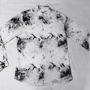  - Skjorta i Bomull med mönster infärgad i tyget, sitter mer slim och är helt oanvänd 