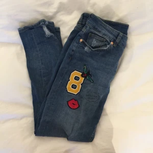  - Jeans från hm divided. Supersköna stretchjeans!  Som nya! Passar 36-38 för dom är så stretchiga. Jag är mer en 38a. 