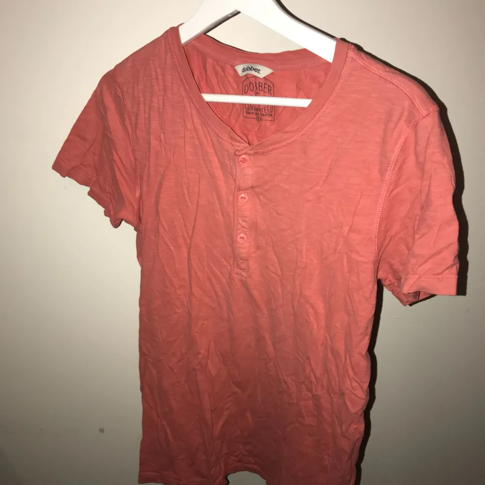 Orange/röd T-shirt från Dobber. Skrynklig på bilden men det går bort efter en tvätt eller strykning:). Hör av dig om du undrar något, priset är förhandlingsbart! . T-shirts.