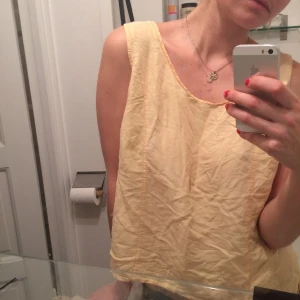  - Gult linne i fint material. Lite skrynkligt på bild men inte annars. Frakt eller upphämtning 