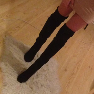  - Svarta over knee shoes. Använd endast 2-3 ggr. Jätte fina och Lätta att gå i. Köparen står för frakten  Ordpris: 799
