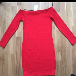  - Röd off shoulder klänning. Prislapp kvar. Passar även 38.