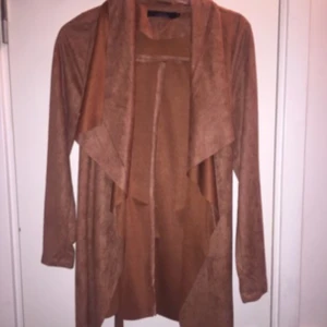  - Mocka trenchcoat från Vila. Aldrig använd pga fel storlek. Priset går att diskutera  