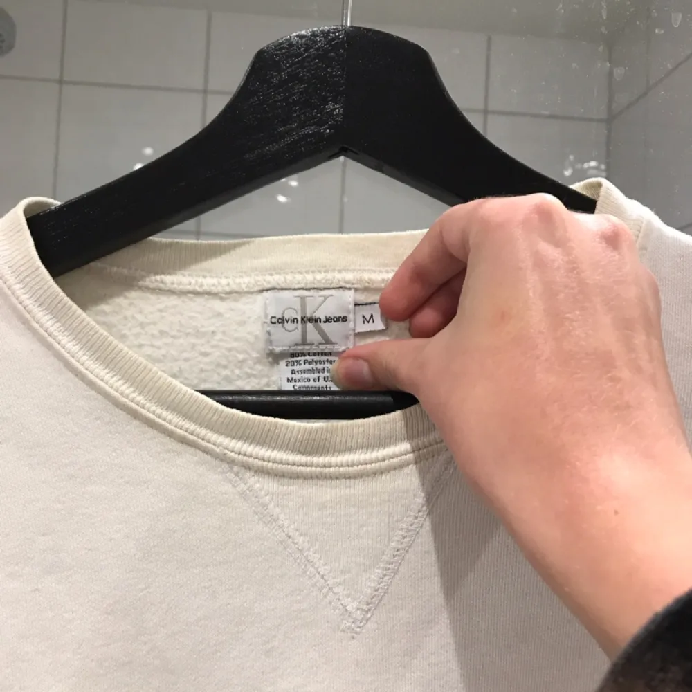 Retro Calvin Klein sweater.  Off white med marinblå text. Något nopprig på insidan men helt felfri utifrån.  Kan mötas upp i Stockholm, annars står köparen för frakten! :) . Hoodies.