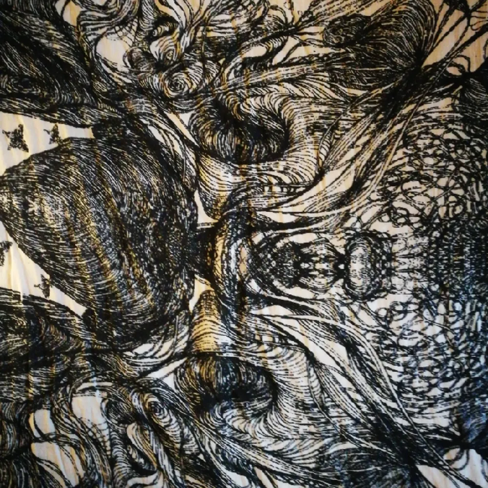 Neautiful 100% cotton scarf designed in Denmark and manufactured in India. It's a bif scarf that could be worn in multiple ways. Gorgeos print!. Accessoarer.