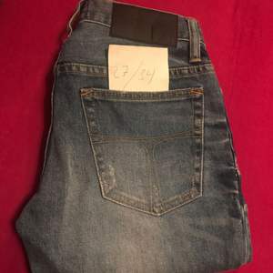 Helt nya Tiger of Sweden jeans i strl: W:27 L:34  Aldrig använda, därav priset. ✨📦 Köparen står för frakten 📦✨ Fler bilder kan skickas om så önskas.