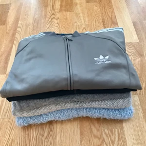  - Säljer 5st fina hösttröjor i gott skick. Paketpris 200kr 