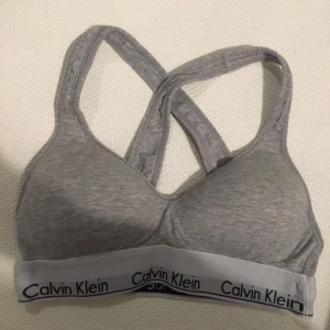  - Calvin klein topp med lite push upp storlek xs