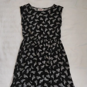  - Jätteskön klänning med fjädrar på, strl S. Knappt använd, fint skick!!