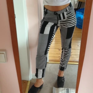  - Coola mönstrade byxor från weekday köpta för tre år sedan. Dragkedja fram och utan bakfickor. Svartvita. Skönt material, ankelkorta. 