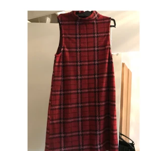  - Rutig, lite 60talsinspirerad klänning från Topshop. Möts upp i Sthlm eller skickar mot att köparen betalar för frakten. 