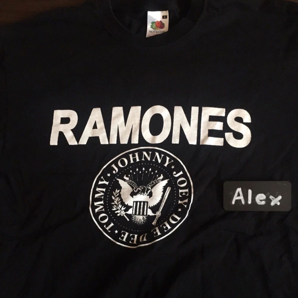 Ramones tshirt Använd ett fåtal gånger Priset är ej satt i sten. Möjlighet för meetup i Stockholm och kan skickas på köparens bekostnad. Om mer bilder önskas, skicka ett PM :). T-shirts.