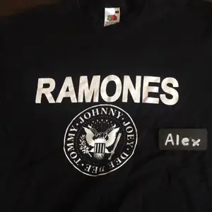 Ramones tshirt Använd ett fåtal gånger Priset är ej satt i sten. Möjlighet för meetup i Stockholm och kan skickas på köparens bekostnad. Om mer bilder önskas, skicka ett PM :)