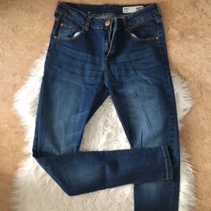  - Stretch jeans i storlek M. Skitsnygg jeansfärg! Köpta på lager 