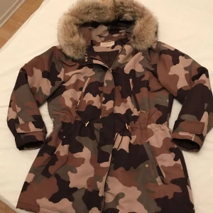  -  Michael kors Camo jacka passar vår och höst med äkta pälskrage går även att ta av  Storlek medium 