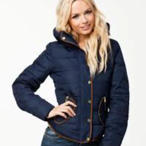  - Helt oanvänd jacka pga. för liten för mig:(. Annars väldigt skön och i bra skick!🌸 jackan är mörkblå med guldiga detaljer. 