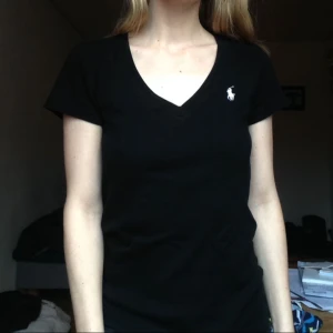  - Svart, v-ringad topp från Ralph Lauren