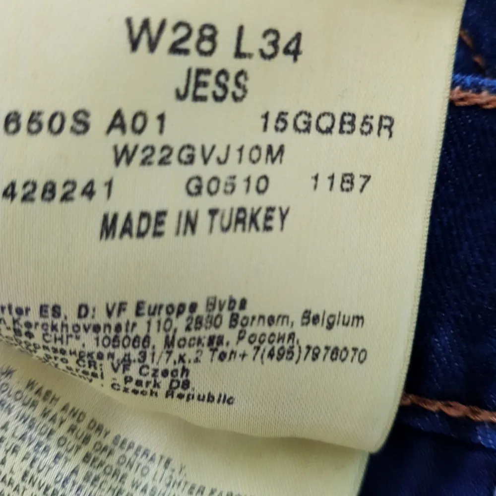 Jeans hög midja  Jess  Säljes pga de är små för mig. Använd ca 5 gg. . Jeans & Byxor.