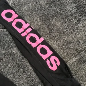  - Adidas tränings tights, använda kanske 3 gånger, sköna, rosa adidas över högra benet, köparen står för frakten 😊💕