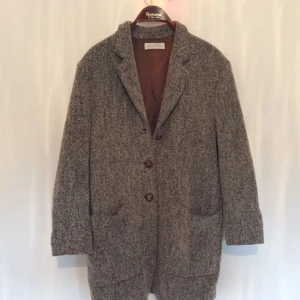  - Kappa med brunt innefoder och knappar. Lite tjockare material i bra kvalité och skick. 