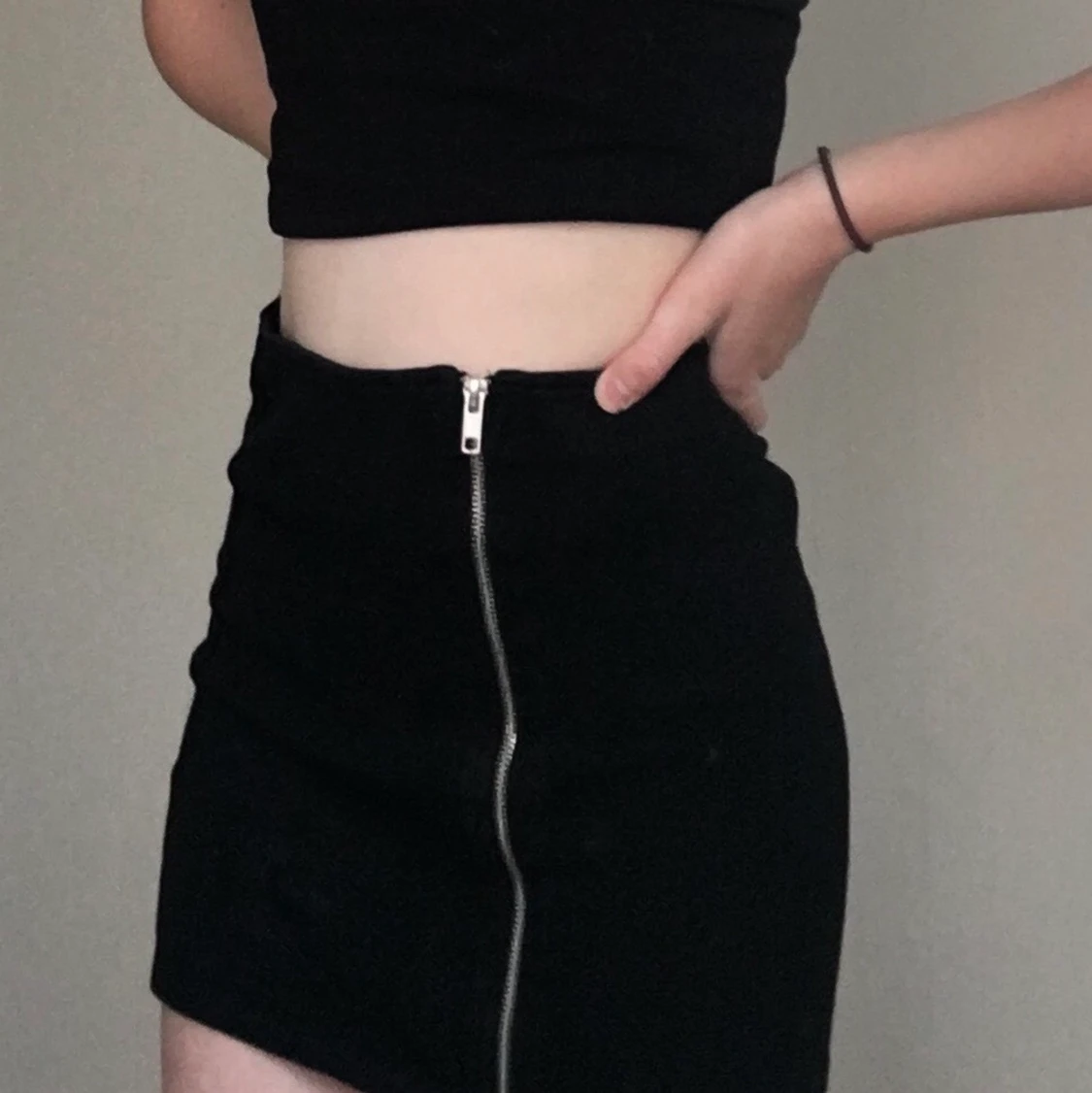 Svart kjol med dragkedja 🖤