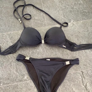Svart bikini set - Bikini topp med super push med matchande underdel 