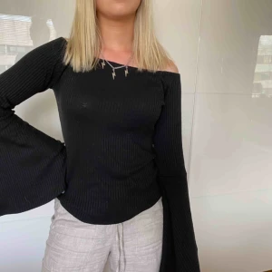  - Fil ribbad svart tröja med balong-ärmar från hm! Frakt tillkommer 63kr