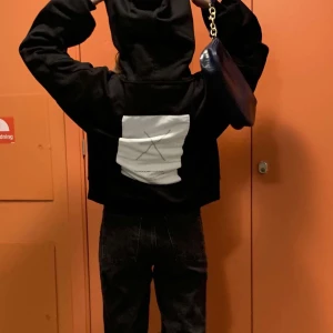 NAKD hoodie  - En sjukt snygg nakd hoodie använd ca 2 gånger. Nypris 599kr O säljs för 120! Pm:a för mer bilder!<3 säljer direkt för 300kr! 