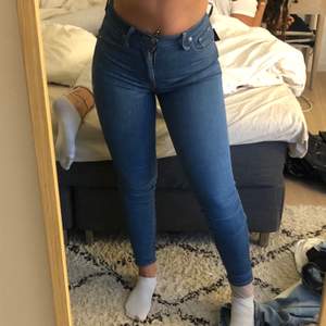 Säljer mina snygga Levis jeans i storlek 23 dem börjar tyvärr bli lite för små och försöker därför sälja dem vidare☺️