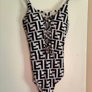 Body  - Snygg body, väldigt stretchigt material 