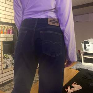 Mörkblåa daye’s jeans kan skicka fler bilder, diskutera pris vill få dom sålda andvänder dom inte så ofta🥰