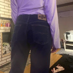 Mörblåa jeans  - Mörkblåa daye’s jeans kan skicka fler bilder, diskutera pris vill få dom sålda andvänder dom inte så ofta🥰