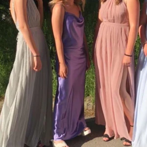 Lila silkesklänning från samsoe samsoe - Säljer min fina lila silkesklänning från samsoe samsoe som jag använde på min bal! Jag har lagt upp den så den passar i längden för mig men det går enkelt att sprätta upp💜(passar 160-170 då jag bar klackar) Köparen står för frakt;) NYPRIS: 1700kr 