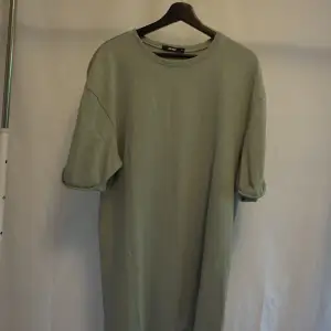 Tshirt klänning från gina i mintgrön färg. Strl xs men passar s-m beroende på hur man vill att den ska sitta. 