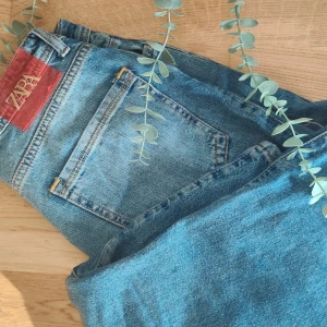 Zara jeans - Super snygga jeans ifrån Zara, som jag tyvärr inte får använt! Storlek 34, men sitter som en tight passform på mig som är en 38/40. Mer relaxed fit om man är en 34/36. Skickar gärna, köpare står för frakt! Fler bilder kan fås!🤗🤗