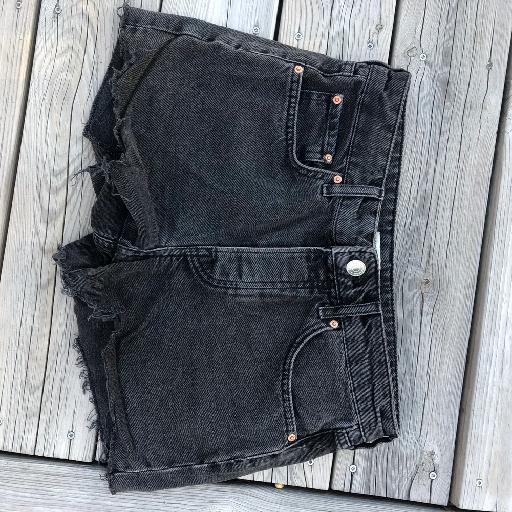 Svarta jeansshorts från Gina Tricot i storlek 36 i nyskick. Shorts.
