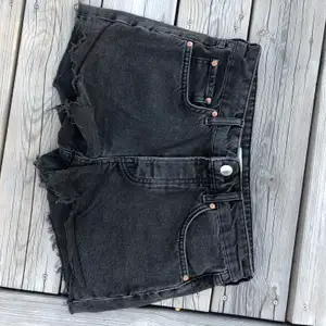 Svarta jeansshorts från Gina Tricot i storlek 36 i nyskick